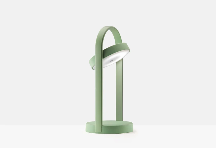 Lampa Giravolta, nowoczesny design, wysoka jakość prezentowanego produktu, meble renomowanej marki Pedrali, dostępnych kilka wersji kolorystycznych
