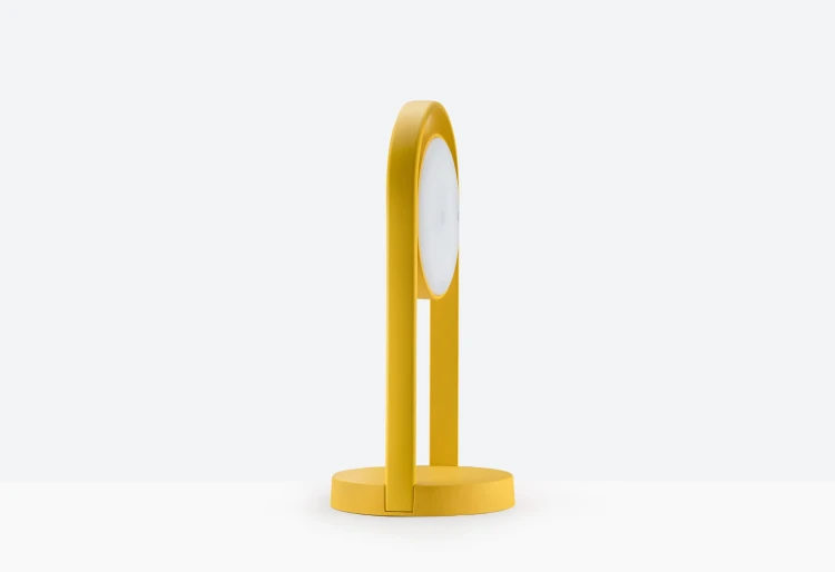 Lampa Giravolta, nowoczesny design, wysoka jakość prezentowanego produktu, meble renomowanej marki Pedrali, dostępnych kilka wersji kolorystycznych