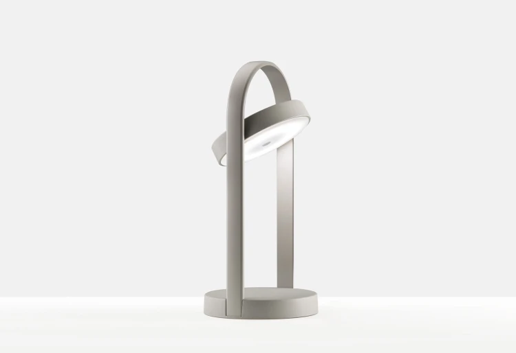Lampa Giravolta, nowoczesny design, wysoka jakość prezentowanego produktu, meble renomowanej marki Pedrali, dostępnych kilka wersji kolorystycznych