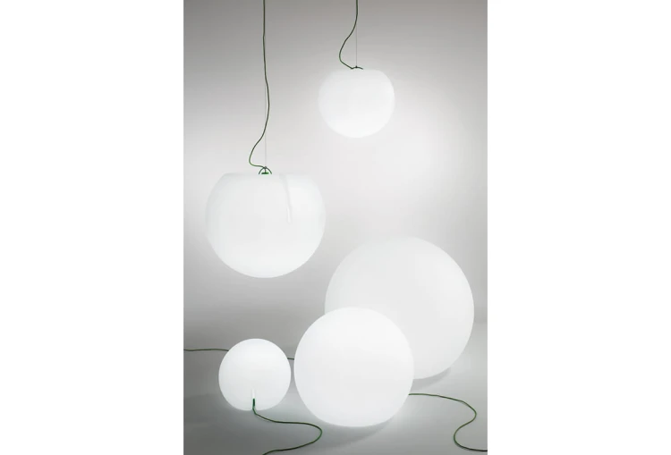 Lampa Happy Apple 330E, wysoka jakość prezentowanego produktu, nowoczesny i modernistyczny kształt, biały kolor dodając niezwykłej elegancji