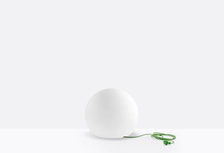 Lampa Happy Apple 330E, wysoka jakość prezentowanego produktu, nowoczesny i modernistyczny kształt, biały kolor dodając niezwykłej elegancji