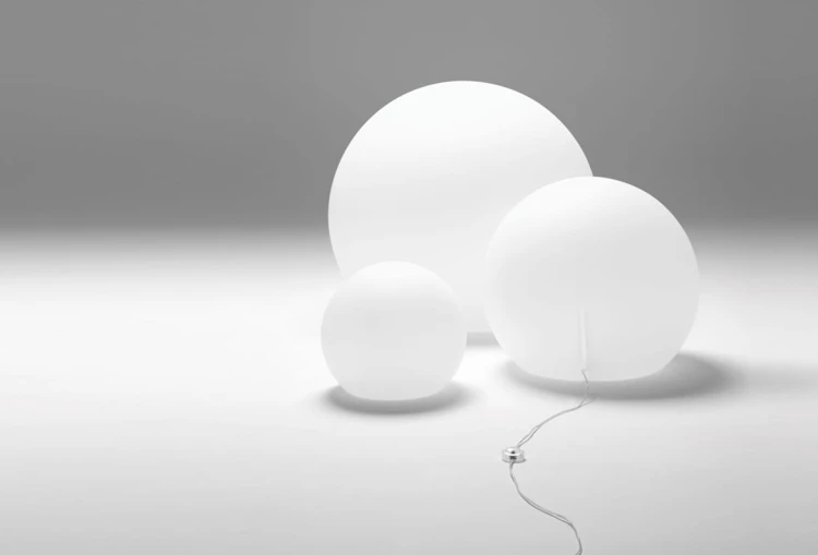 Lampa Happy Apple 331, wysoka jakość prezentowanego produktu, nowoczesny i modernistyczny kształt, biały kolor dodając niezwykłej elegancji